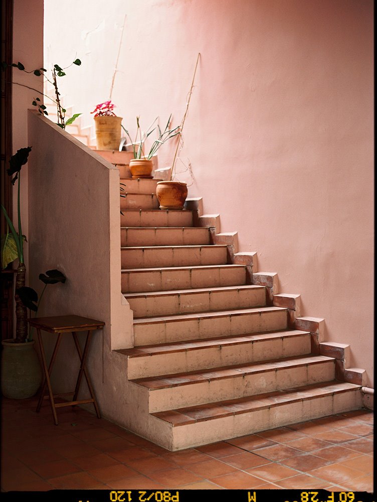 Las icónicas escaleras rosas de Baldomero son, seguramente, el detalle más fotografiado del restaurante. Fotografía de @gemagonzalez_photo 