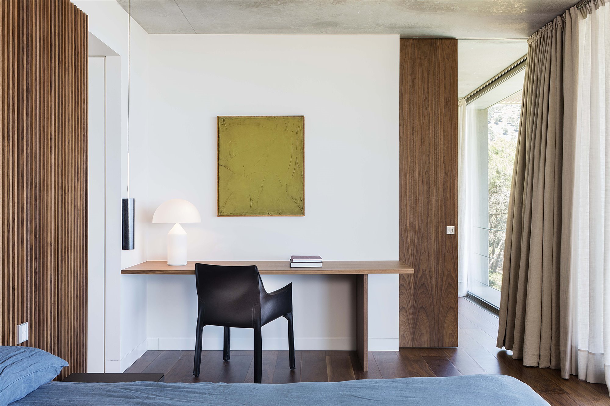 mesa de madera dormitorio casa hormigón girona
