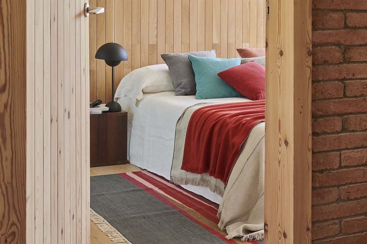 Por su calidez, la madera es uno de los materiales más versátiles para fabricar cabeceros. Este, de roble americano, es un diseño de Tomás López.