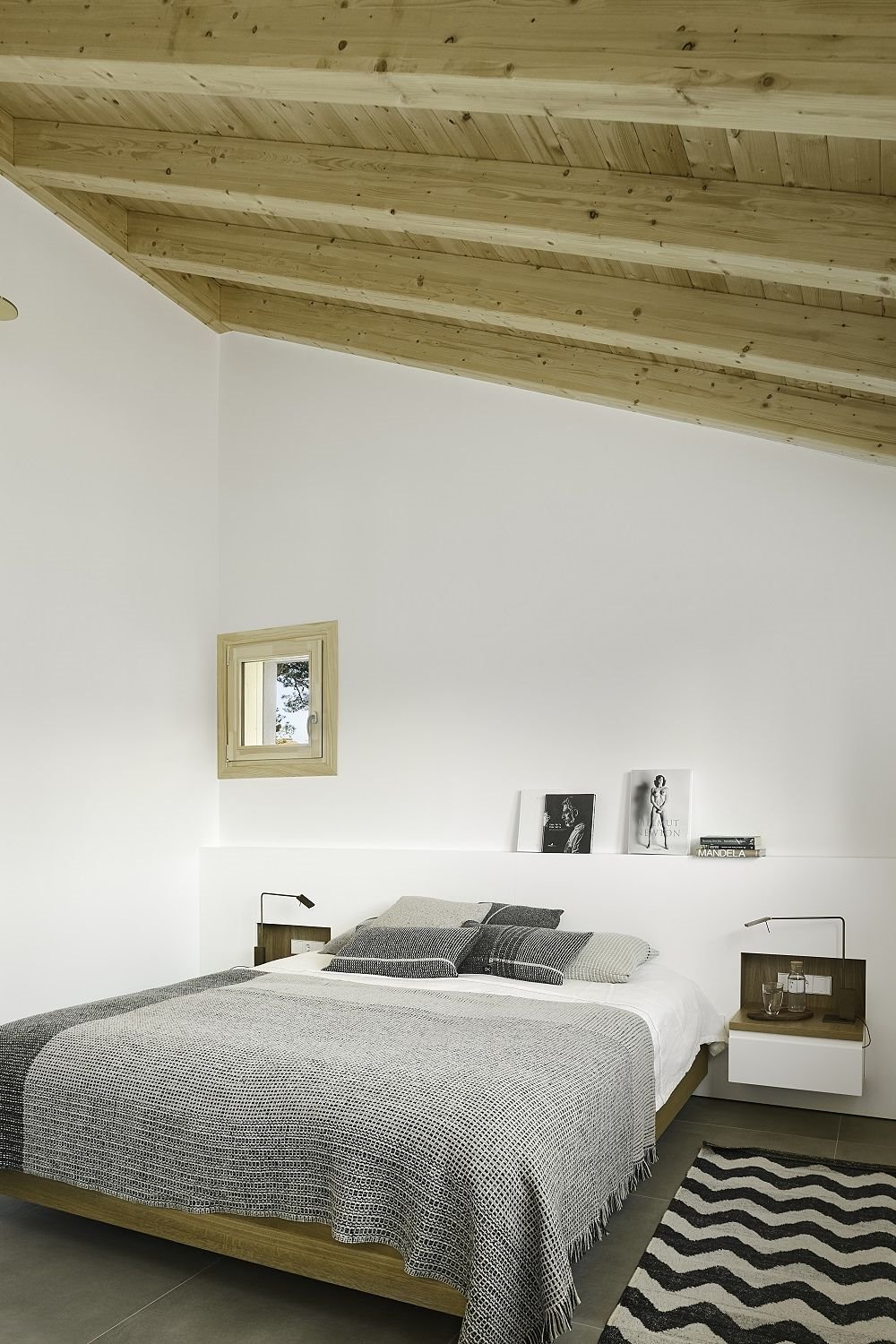 Un discreto cabecero cumplirá su función manteniendo el equilibrio y estilo natural del resto del dormitorio. Este, de DM lacado y madera, es obra de los arquitectos Alventosa Morell.