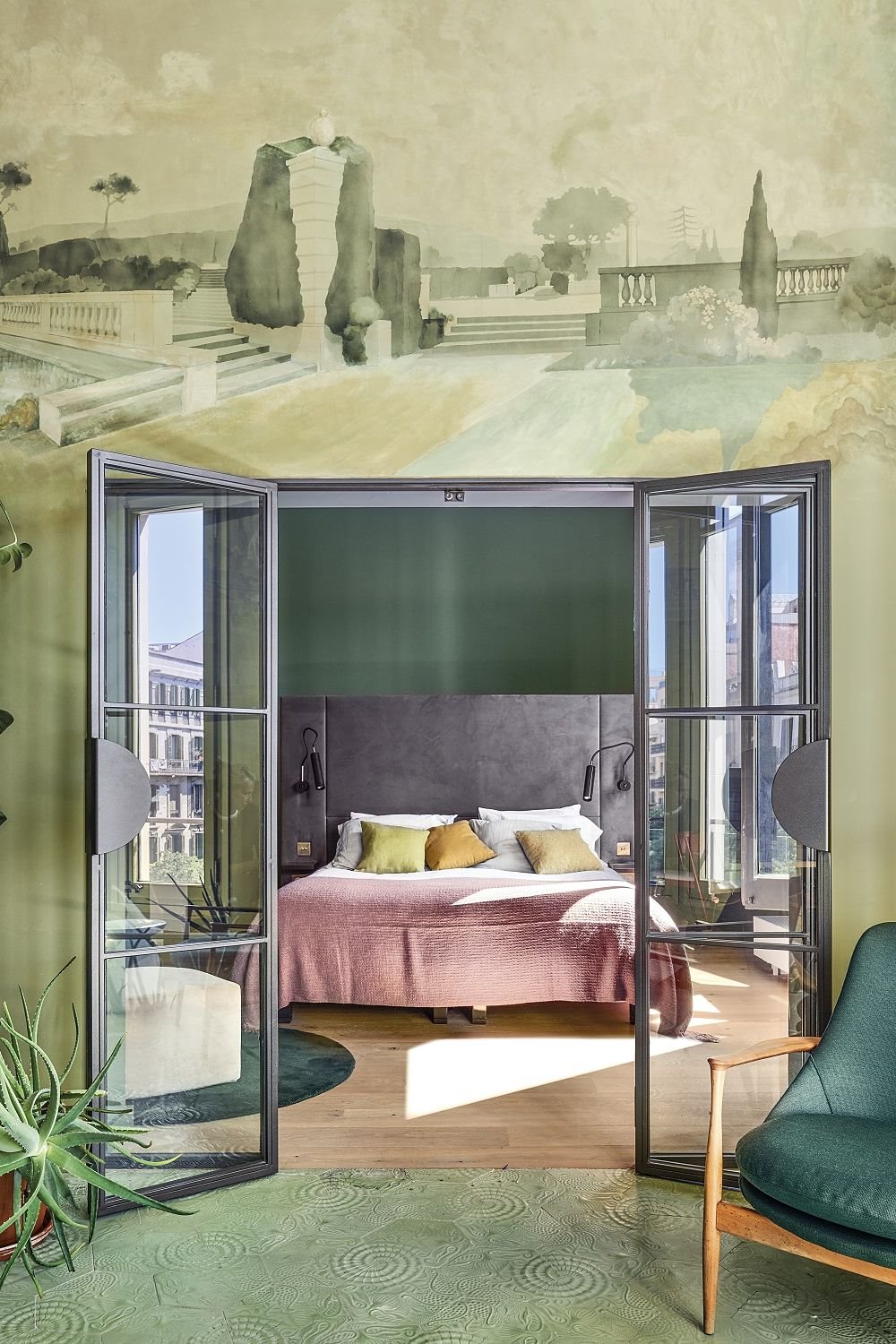 Por su suavidad, brillo y sofisticación, los cabeceros de terciopelo son un valor seguro en los dormitorios modernos. Este es diseño del arquitecto Georg Kayser.
