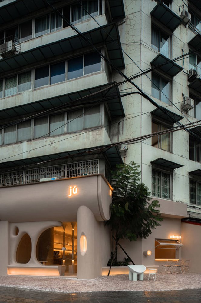 La fachada del Jú Café es una explosión de modernidad y energía en un los bajos de un decadente edificio. 