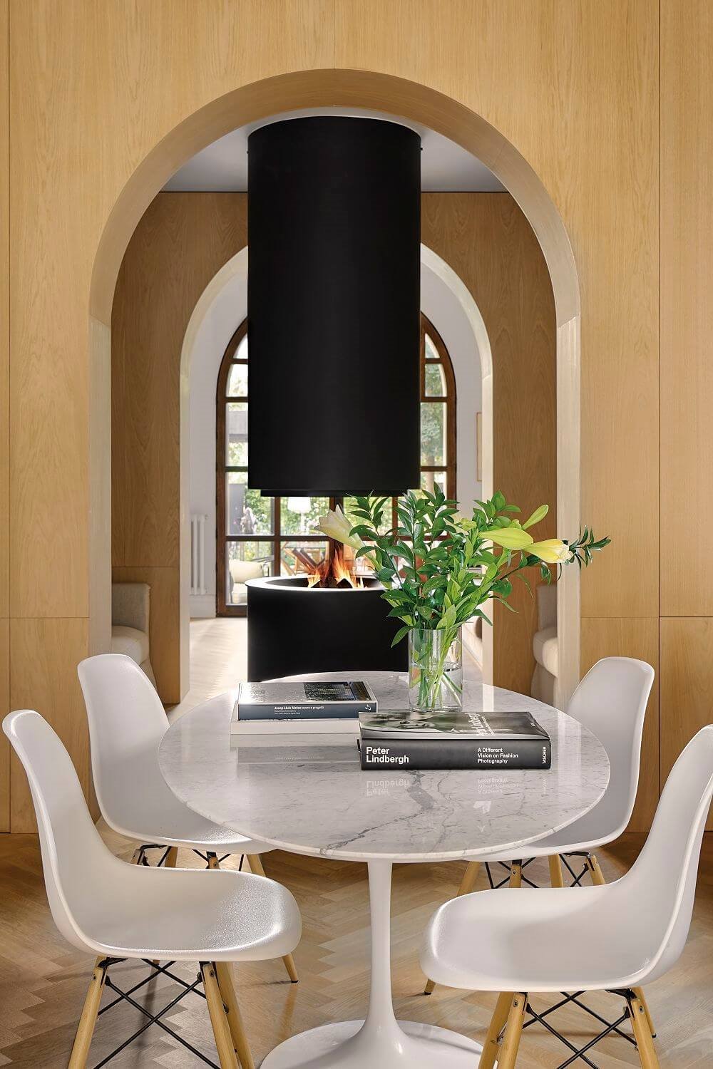 Entre la rectangular y la redonda, la mesa ovalada es una opción elegante para cualquier comedor. En esta ocasión es el modelo Tulip con sobre de mármol, diseño de Eero Saarinen para Knoll.