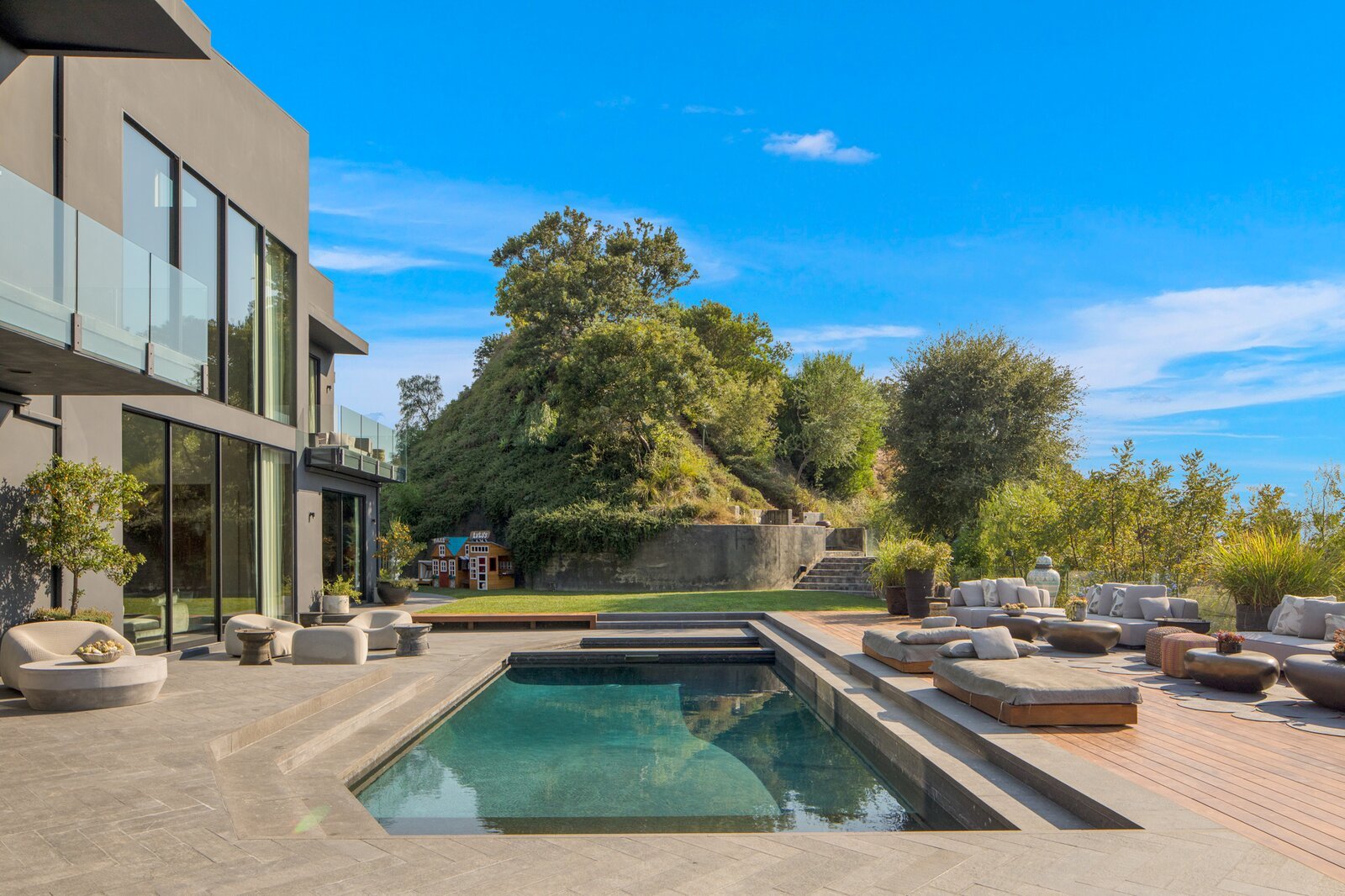Casa John Legend y Chrissy Teigen en Beverly Hills jardín con piscina