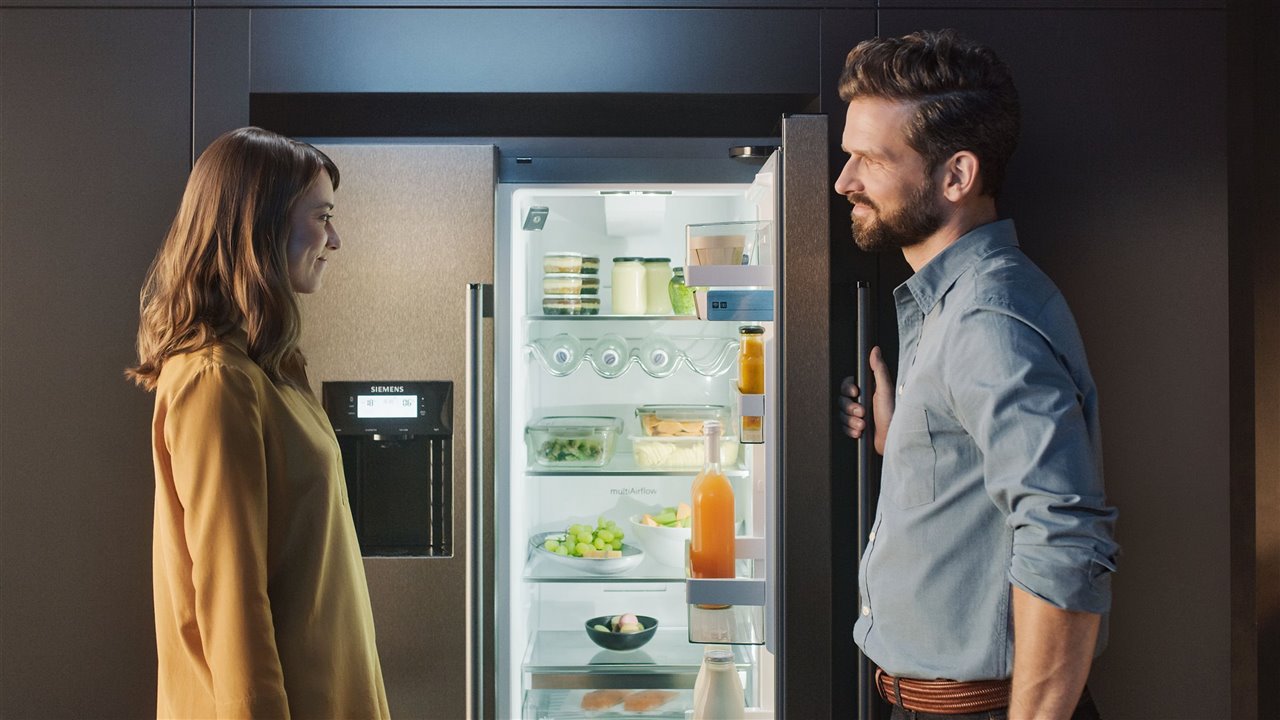Con los frigoríficos XXL de Electrodomésticos Siemens podrás guardar cómodamente tus compras en sus múltiples baldas, bandejas y balcones. 