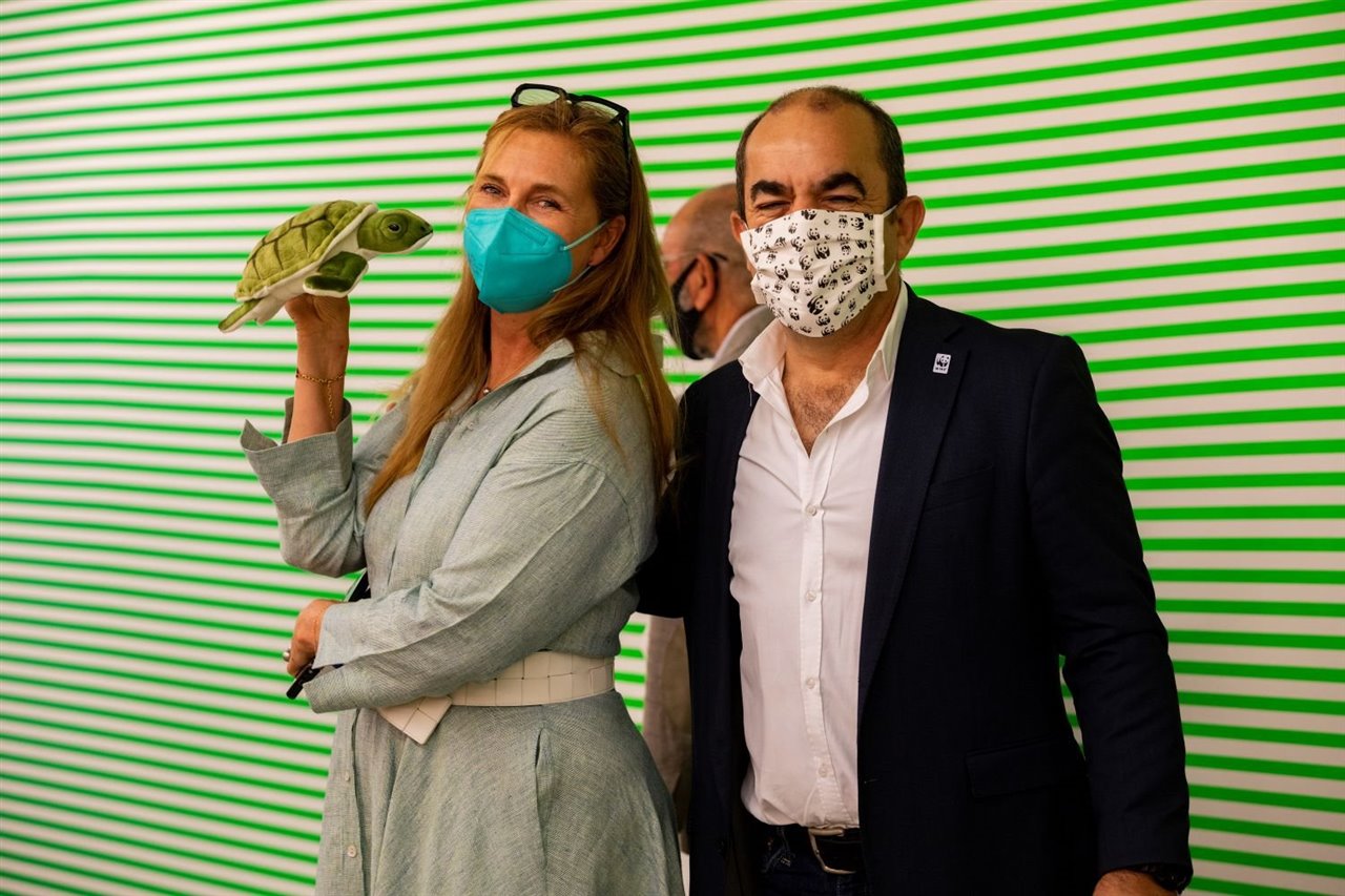 Francesca Thyssen-Bornemisza y Juan Carlos del Olmo, secretario general de WWF España, durante la visita a la exposición