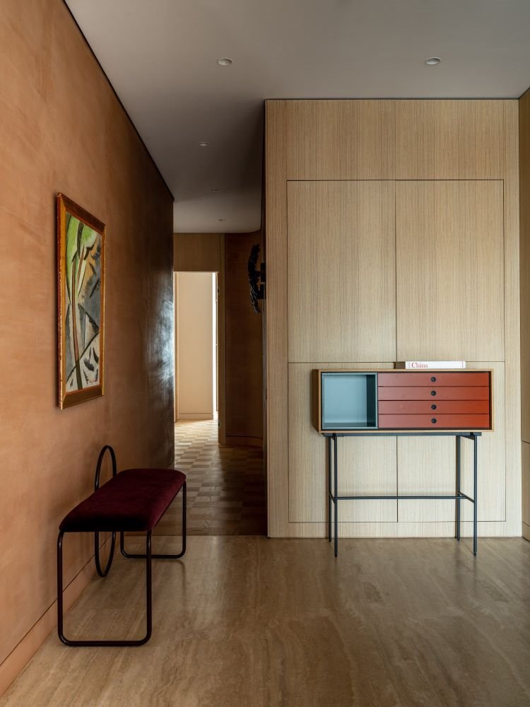 mueble-aparador-en-un-recibidor-de-un-piso-en-moscu-reformado-por-agnes-rudzite b49cc17e 1500x2000
