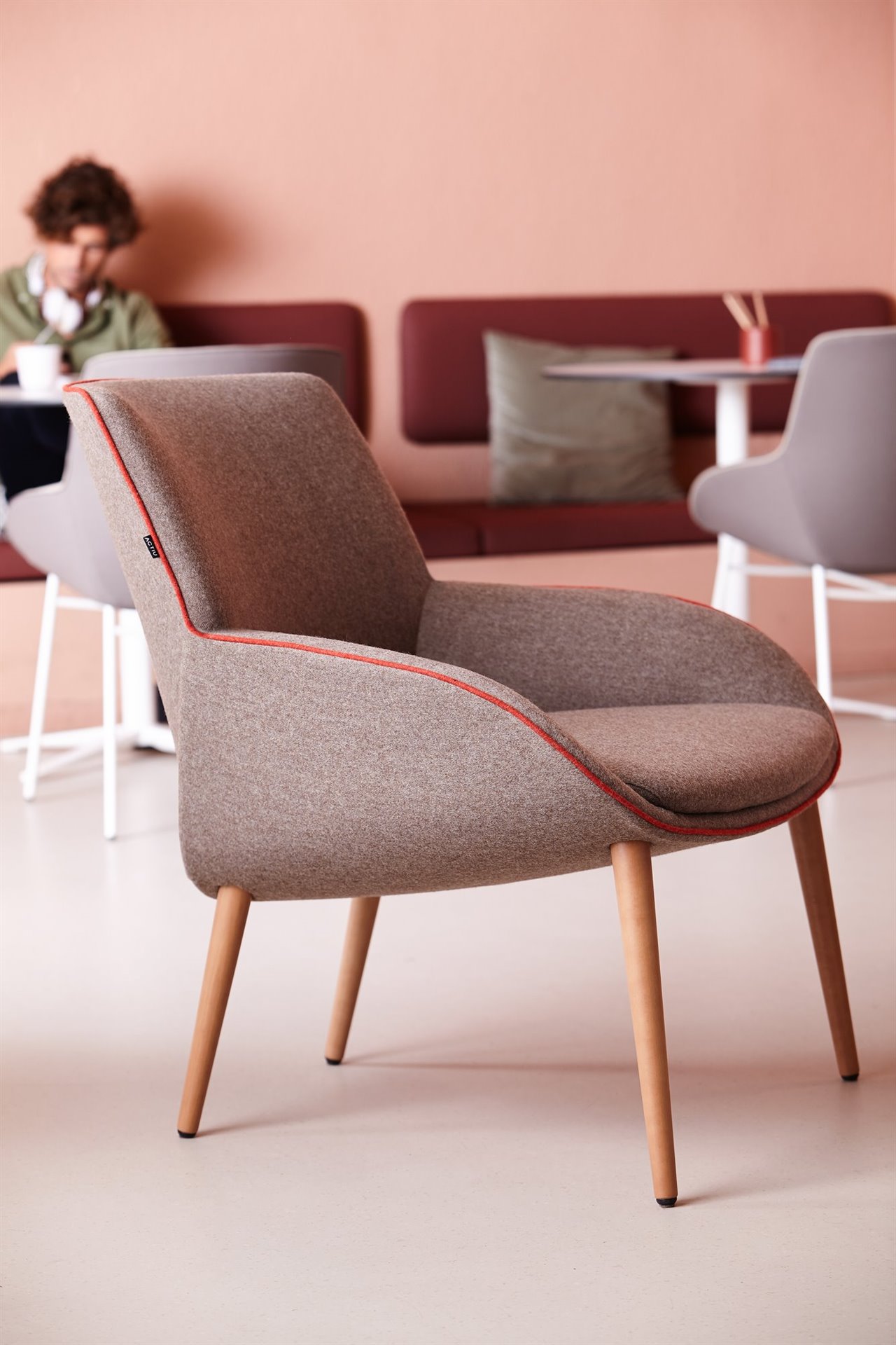 Noom 10 tiene un asiento, respaldo y cojín inyectado de espuma PUR flexible para que sea lo más confortable posible para durante momentos de trabajo informal o desconexión.