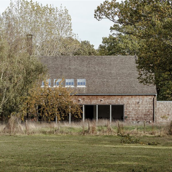 Una casa rural de diseño que emula los tradicionales graneros de la campiña inglesa