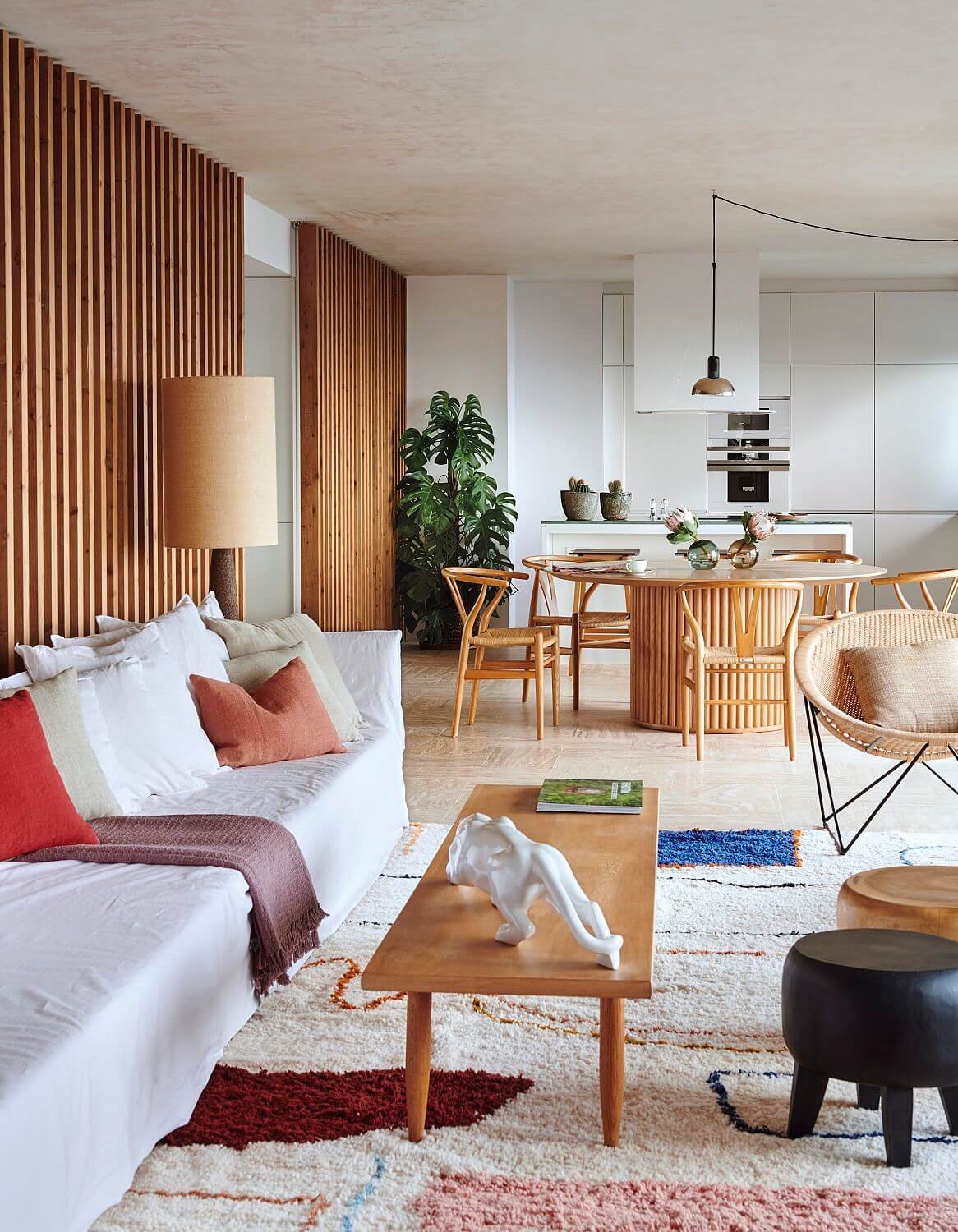 Los muebles clásicos actualizados siempre funcionan para combinar estilos decorativos.