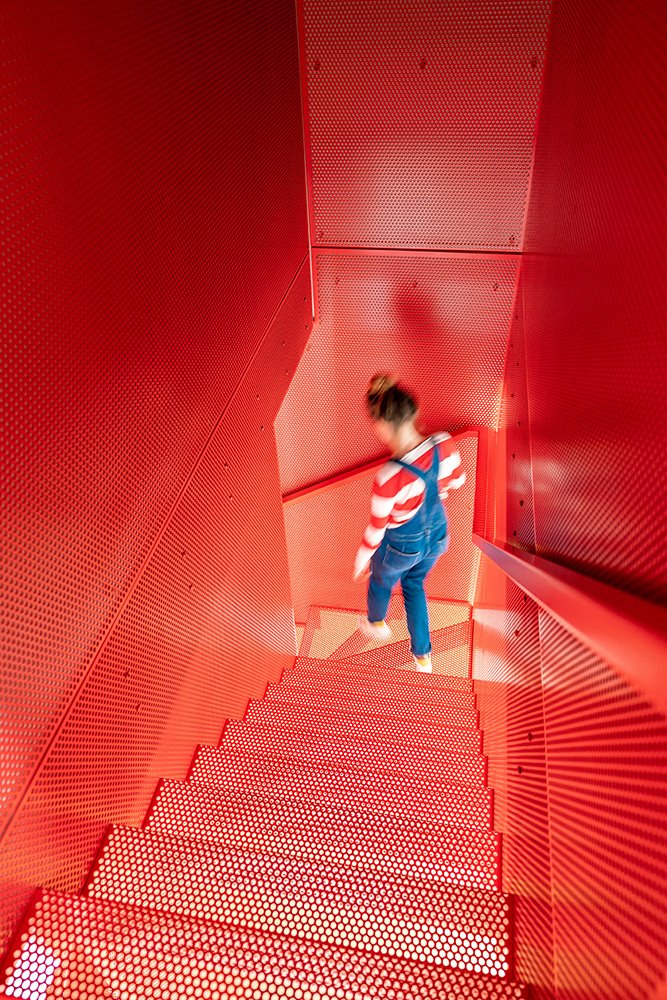 casa en londres con diseño moderno y escaleras flotantes rojas 4