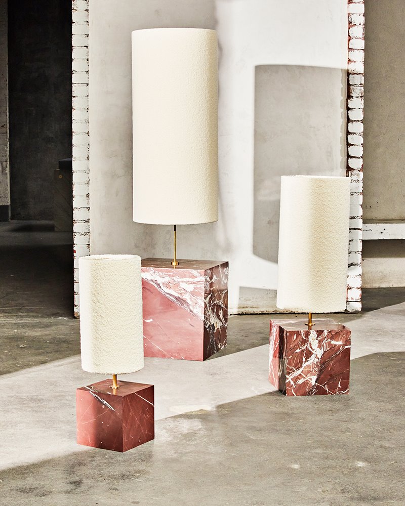 Estas lámparas siguen la esencia de la diseñadora, un perfecto bloque cuadrado de mármol hace las veces de base, un tubo de papel blanco es la pantalla, formas simples y básicas para un sofisticado diseño. 