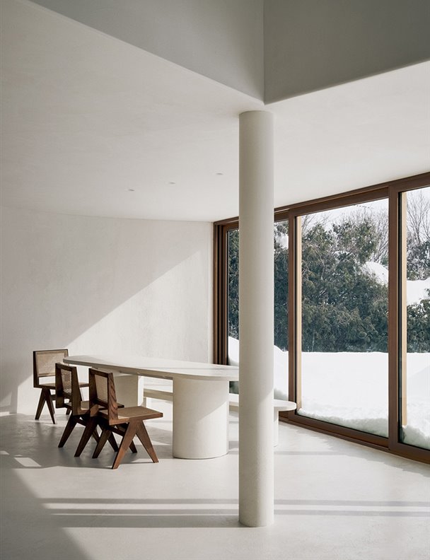 Esta casa minimalista en Canadá lo apuesta todo al blanco (y acierta)