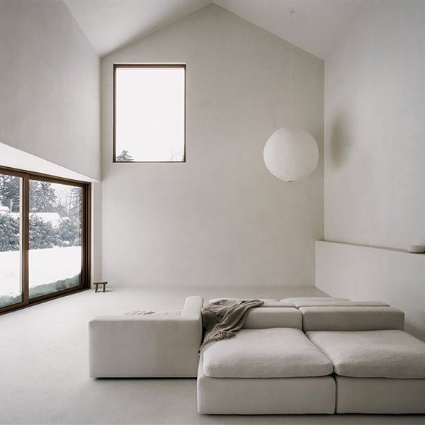 Esta casa minimalista en Canadá lo apuesta todo al blanco (y acierta)