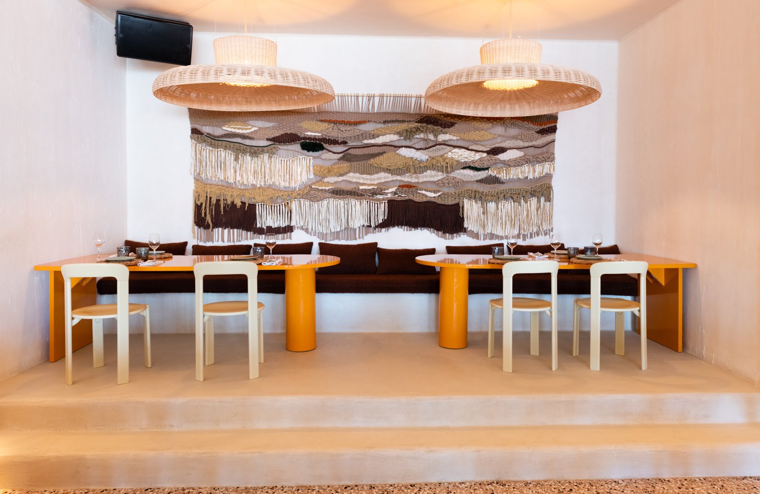 restaurante julietas barcelona mesas sillas lamparas cuadro arte
