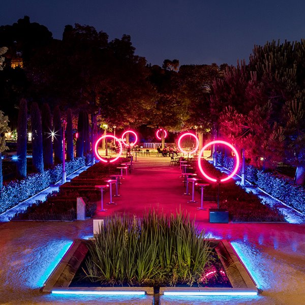 El sol de África inspira esta instalación de luz en el festival Grec de Barcelona