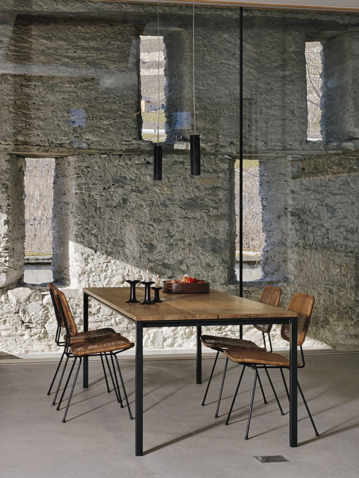 1 casa-moderna-en-suiza-comedor-cristal 4d529c3a 1153x1536