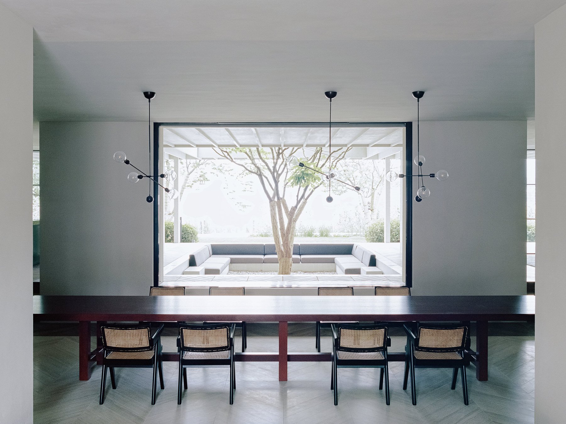 10 comedor-con-sillas-de-rejilla-en-color-negro-de-una-casa-en-el-lago-de-zurich 825e0f7b 1800x1350