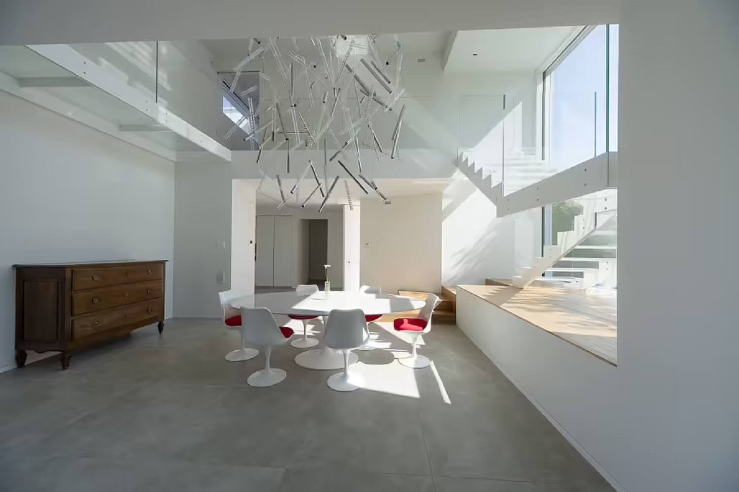 4 casa-ft3-salon-con-lampara-y-comoda 337fdc15 1500x1000