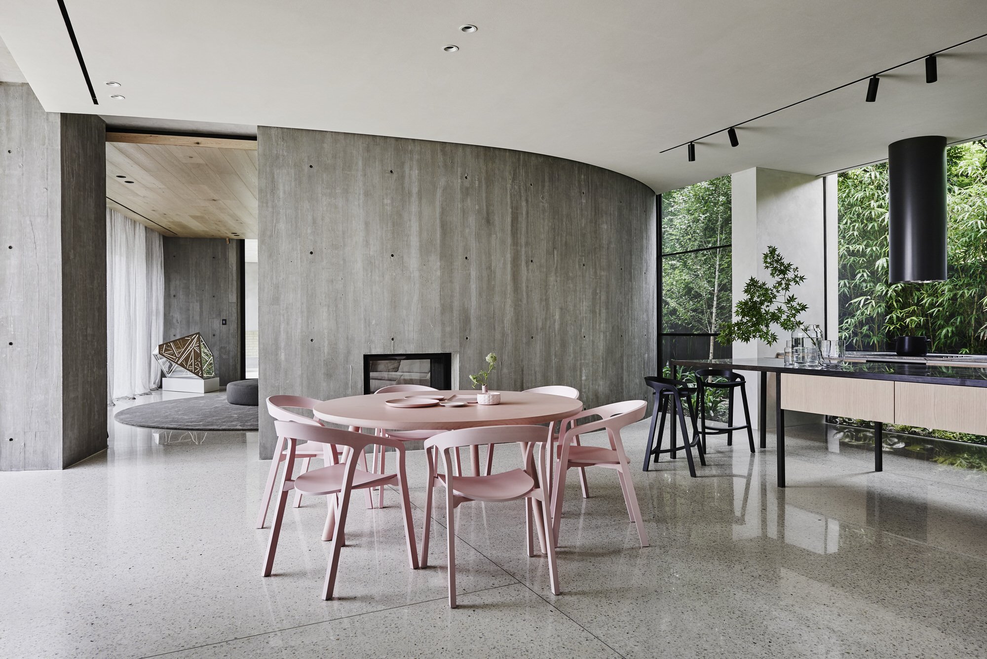 5 comedor-con-sillas-y-mesa-de-color-rosa-y-paredes-de-hormigon-de-una-casa-en-australia 91d28ae9 2000x1335