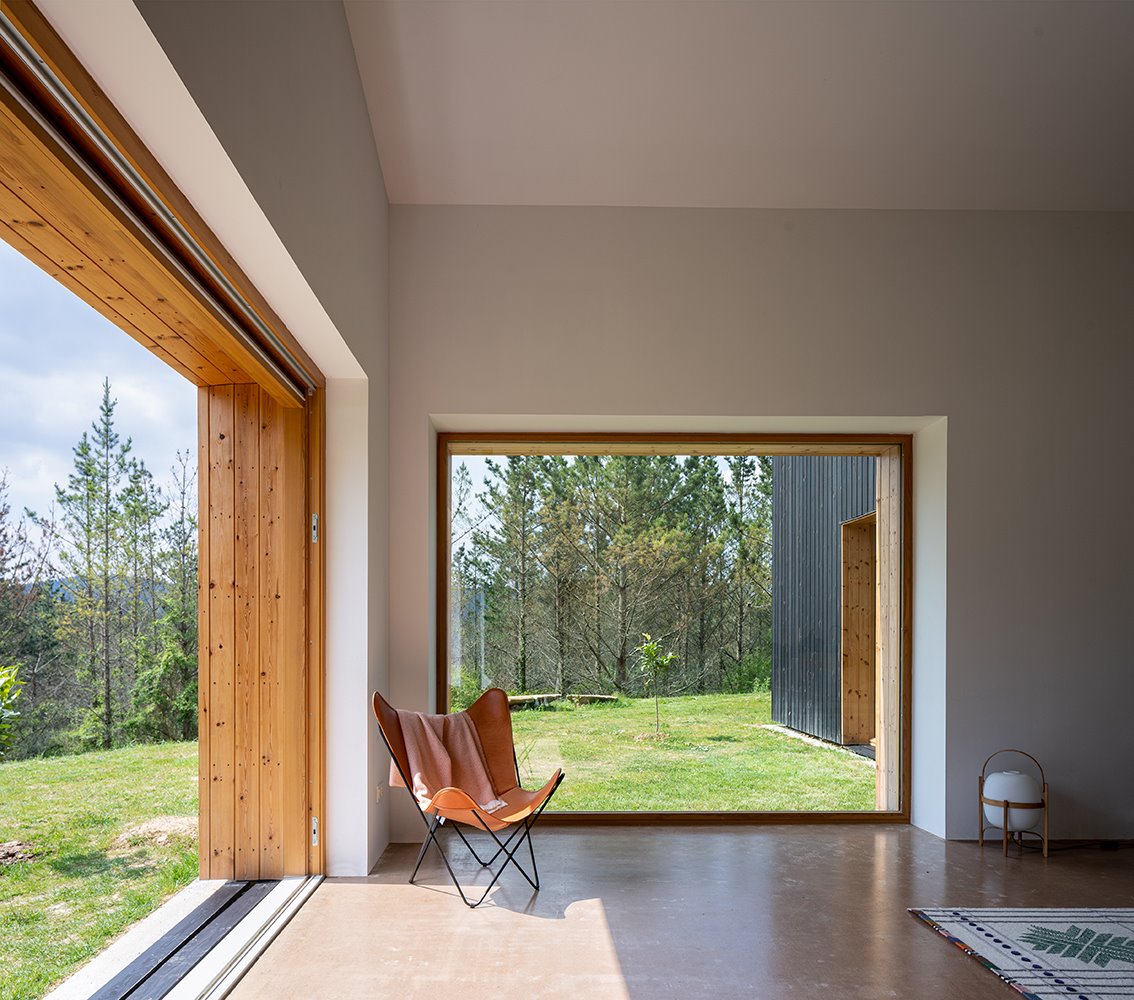 casa AZKARRAGA salón con ventanas
