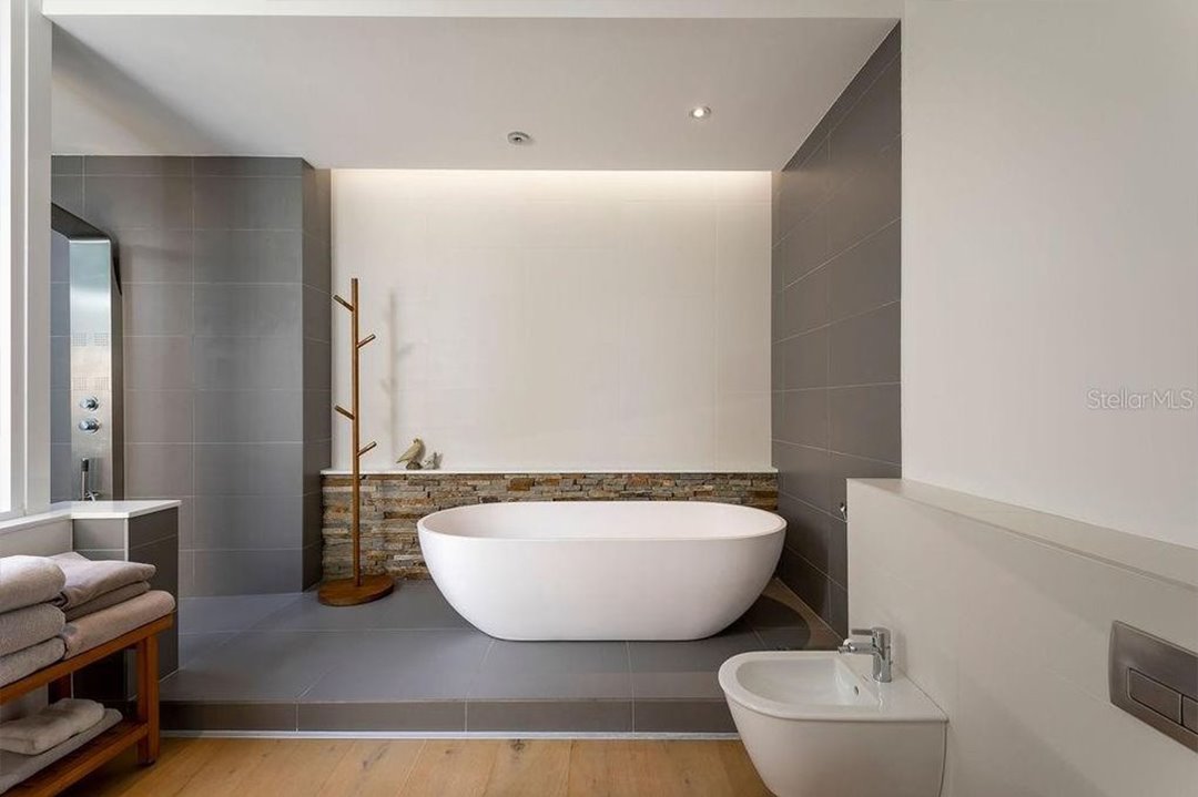 Casa John Travolta cienciología baño