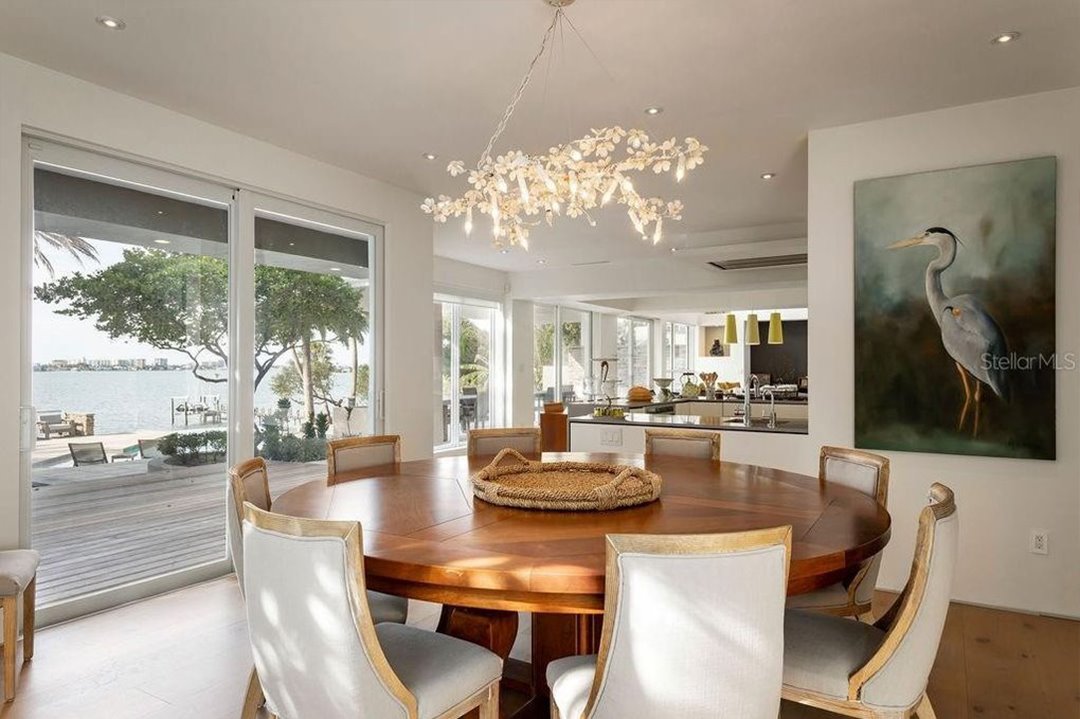 Casa John Travolta cienciología comedor con cocina