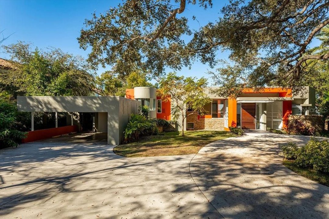 Casa John Travolta cienciología entrada