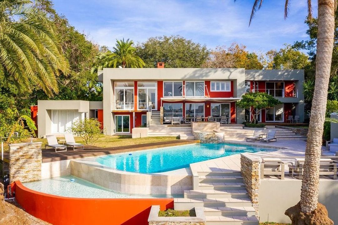 Casa John Travolta cienciología fachada con jardín y piscina