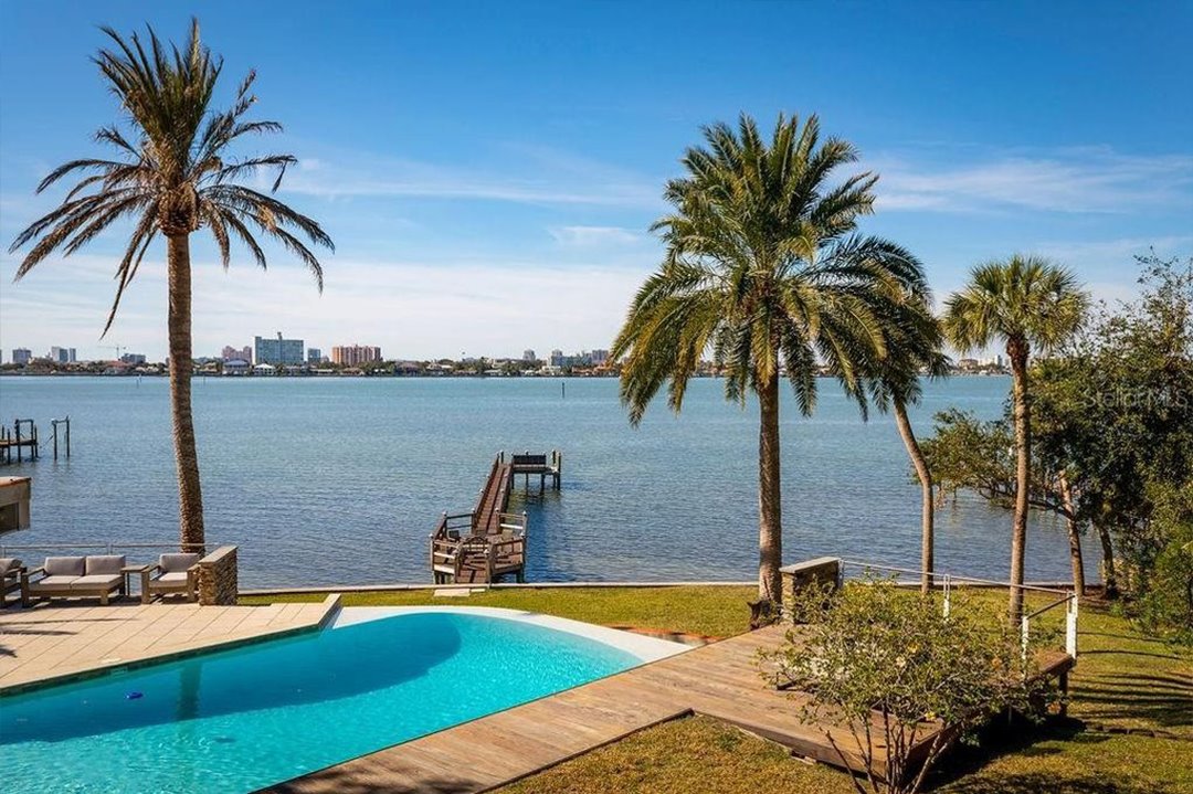 Casa John Travolta cienciología piscina con vistas