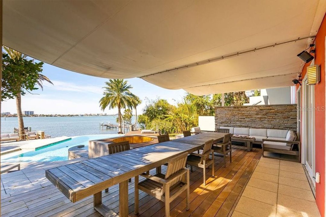Casa John Travolta cienciología terraza con comedor exterior