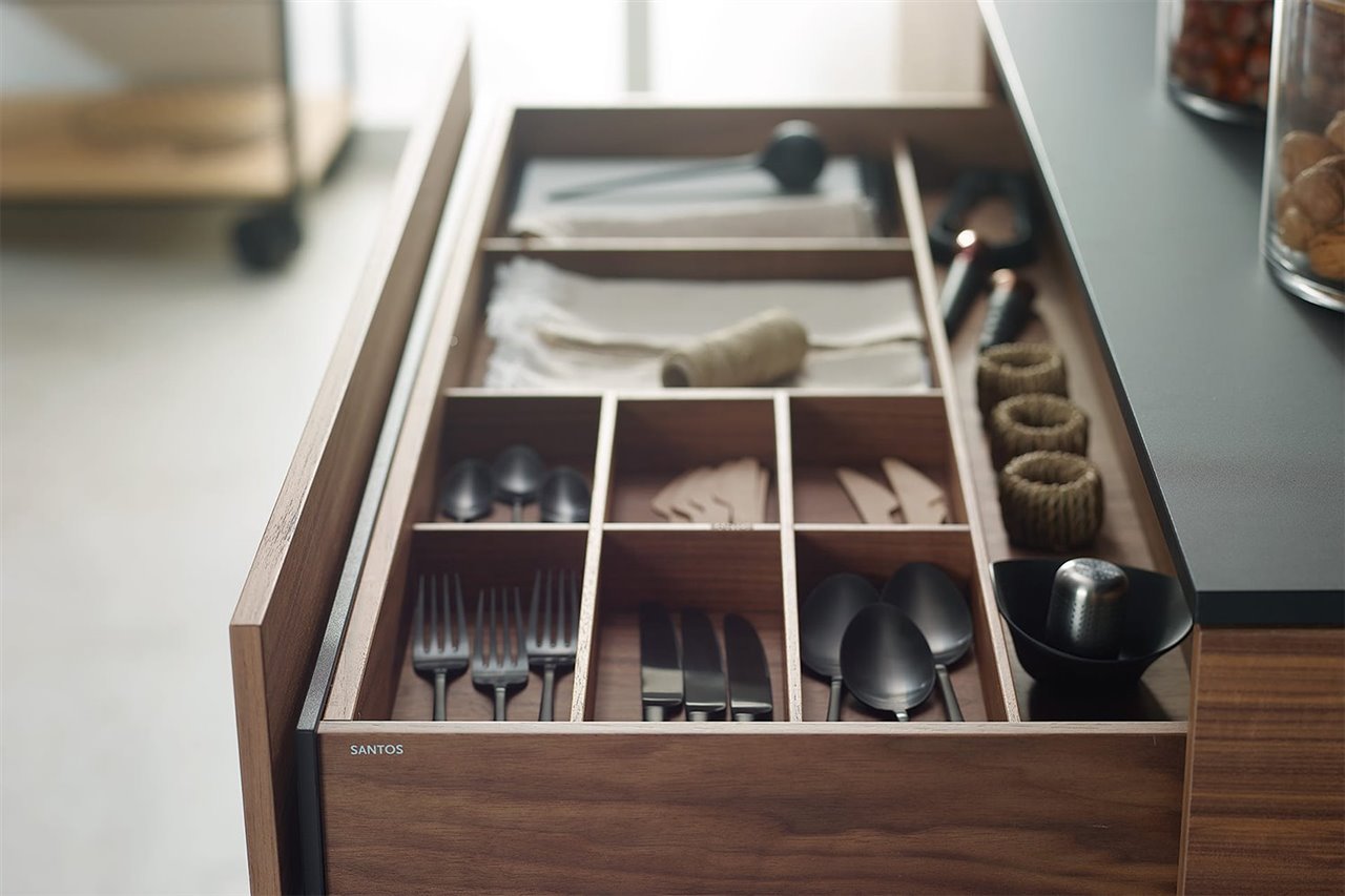 Los materiales naturales como la madera te pueden ayudar a crear una cocina más saludable. 