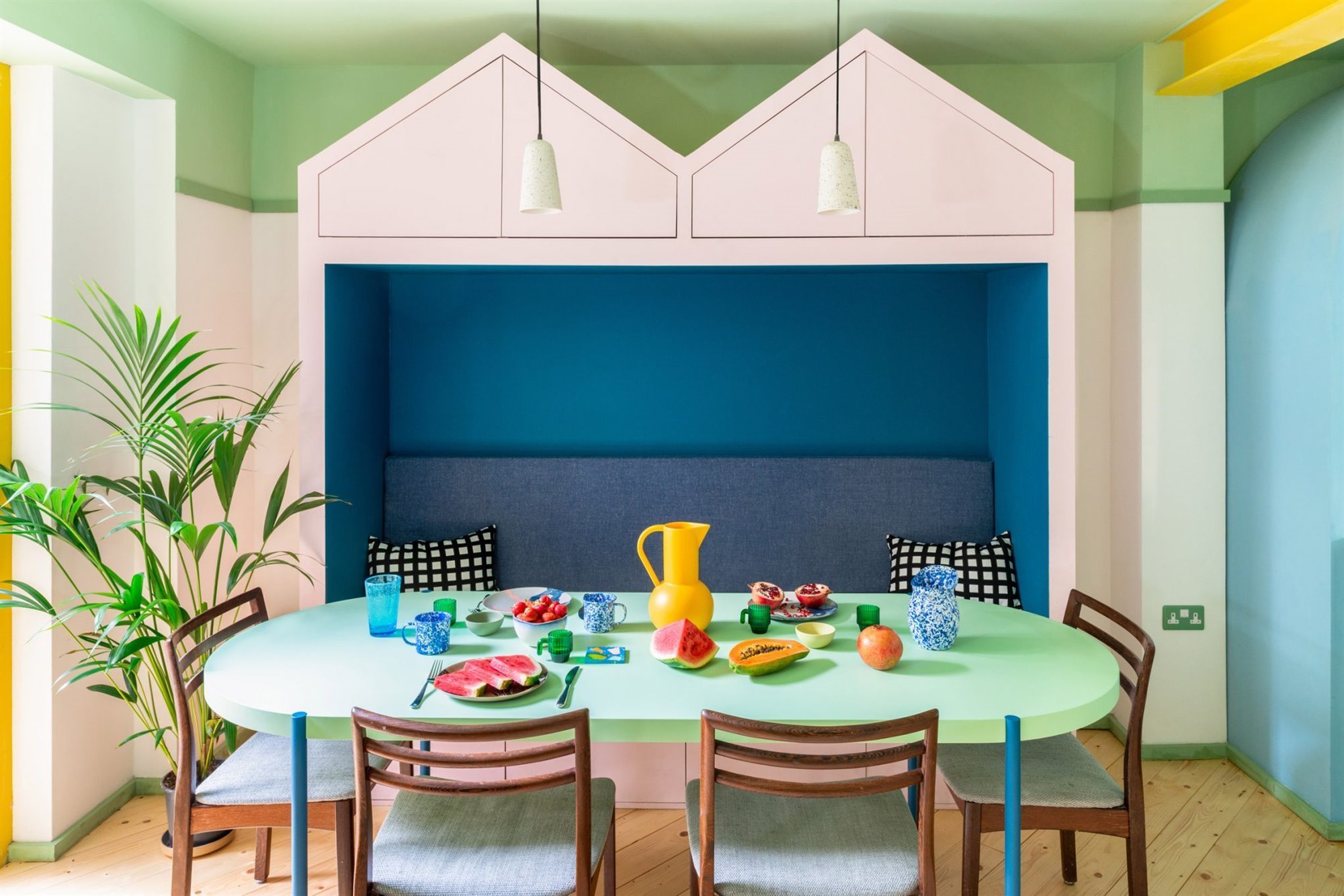 piso-en-londres-con-muebles-de-colores-comedor ebf0deeb 2000x1334