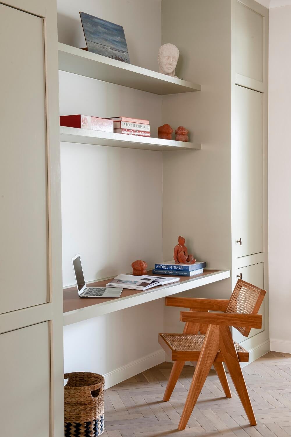 Si realmente no necesitas una mesa sino más bien un sitio de apoyo, una balda a medida es la solución perfecta.