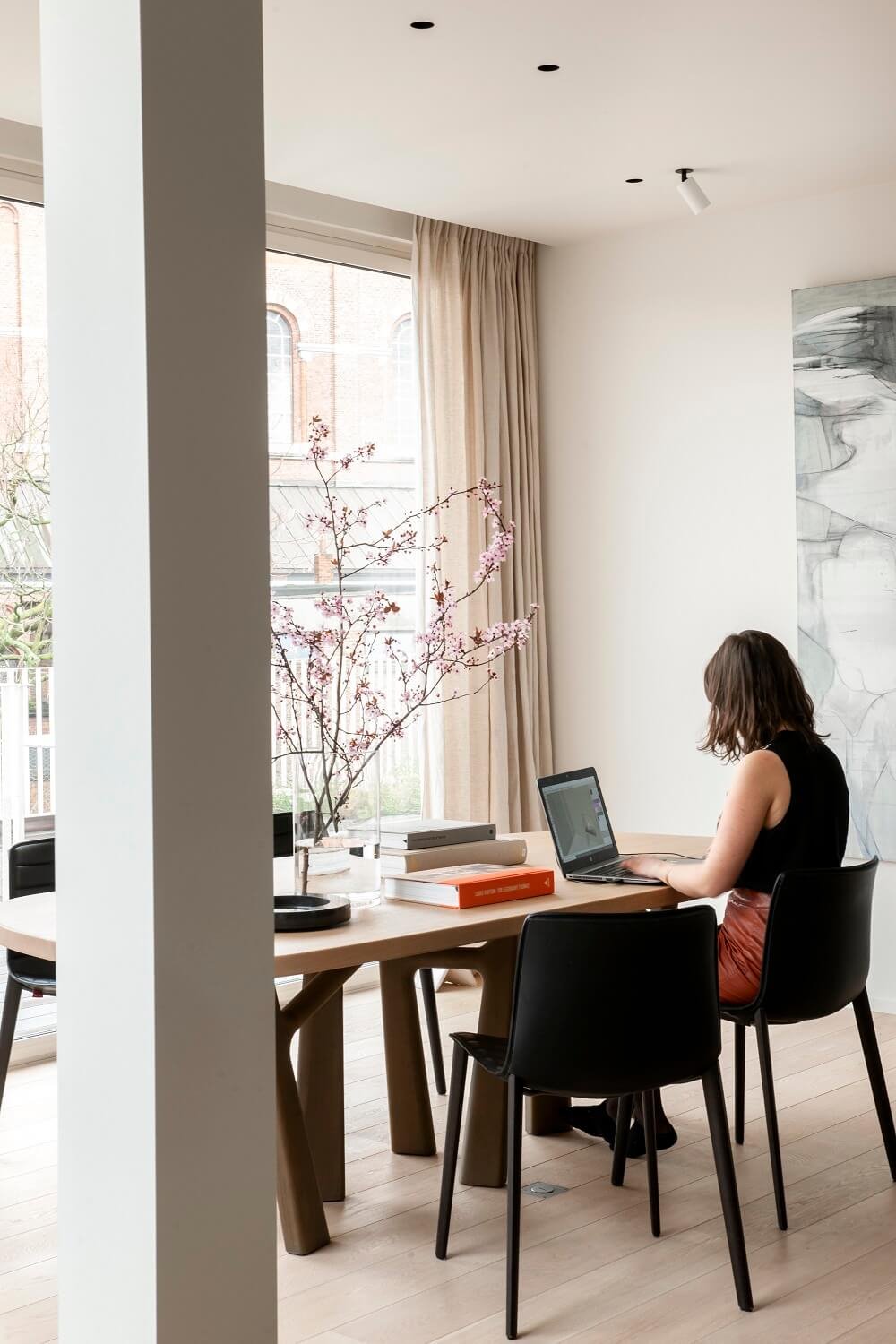 La mesa del comedor ha sido una solución para los meses de teletrabajo. Eso sí, asegúrate que estás cómodo, cuenta con buena luz y favorece tu concentración.