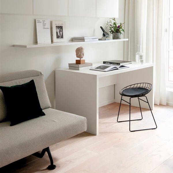 Si además de resultarte cómoda, el estilo de la mesa encaja con tus gustos decorativos te resultará más agradable y productivo trabajar en ella.