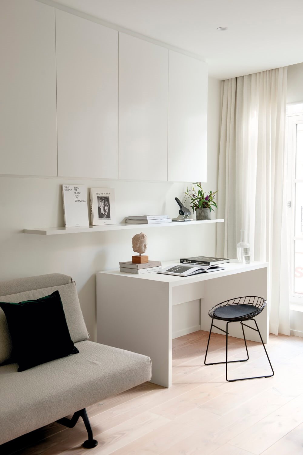 Si además de resultarte cómoda, el estilo de la mesa encaja con tus gustos decorativos te resultará más agradable y productivo trabajar en ella.