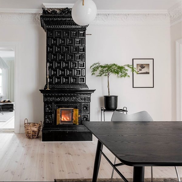 La chimenea de este luminoso piso de estilo nórdico no te dejará indiferente