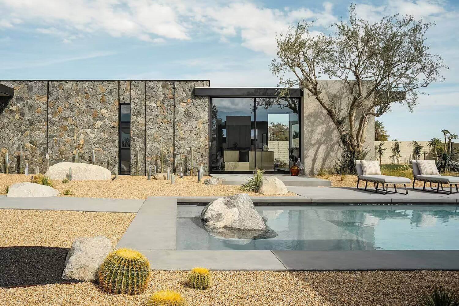 Vivir en el desierto en esta una casa brutal y con un toque zen