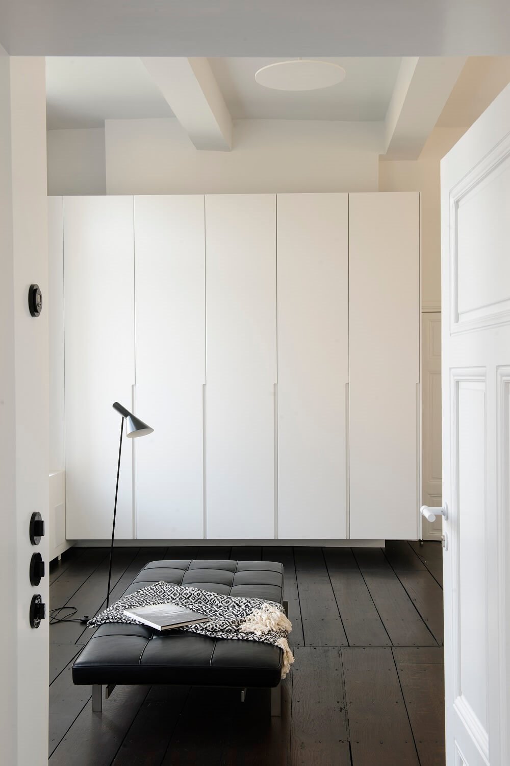 Planificar vestidor armarios blancos y asiento