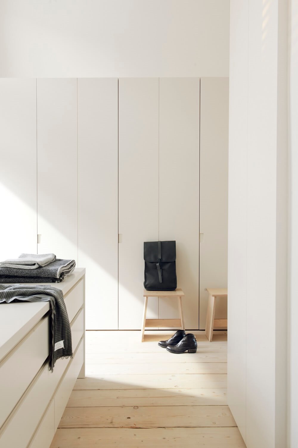Planificar vestidor armarios blancos y cajones