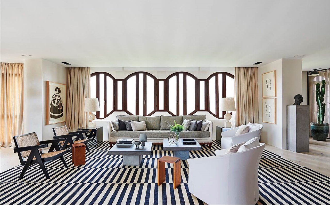Unos ventanales enmarcados por cortinas pueden convertirse en el punto focal perfecto para comenzar a amueblar el salón.