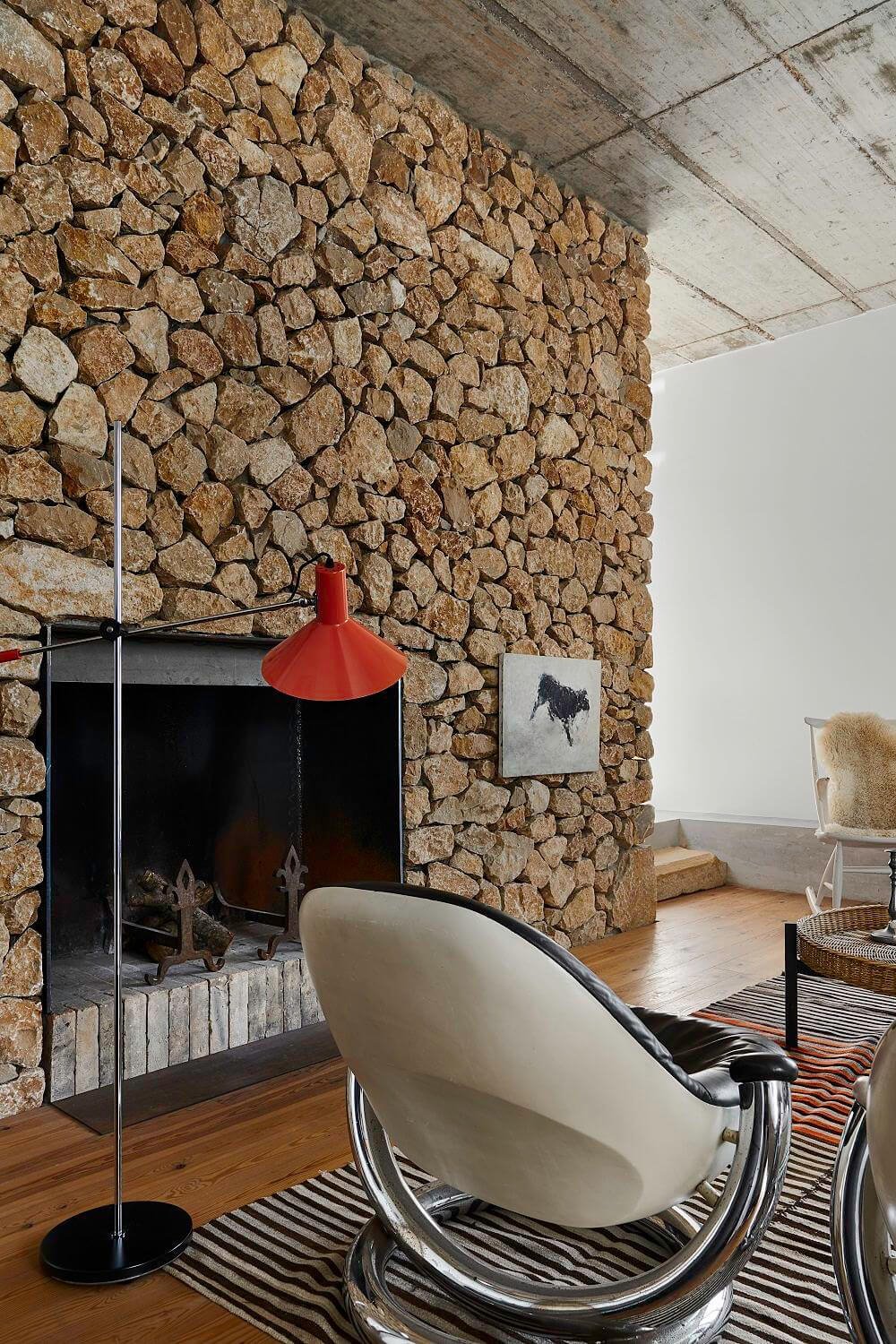 Cuando el punto focal sea la chimenea será necesario darle espacio y no colocar delante con otros muebles que impidan su visión.
