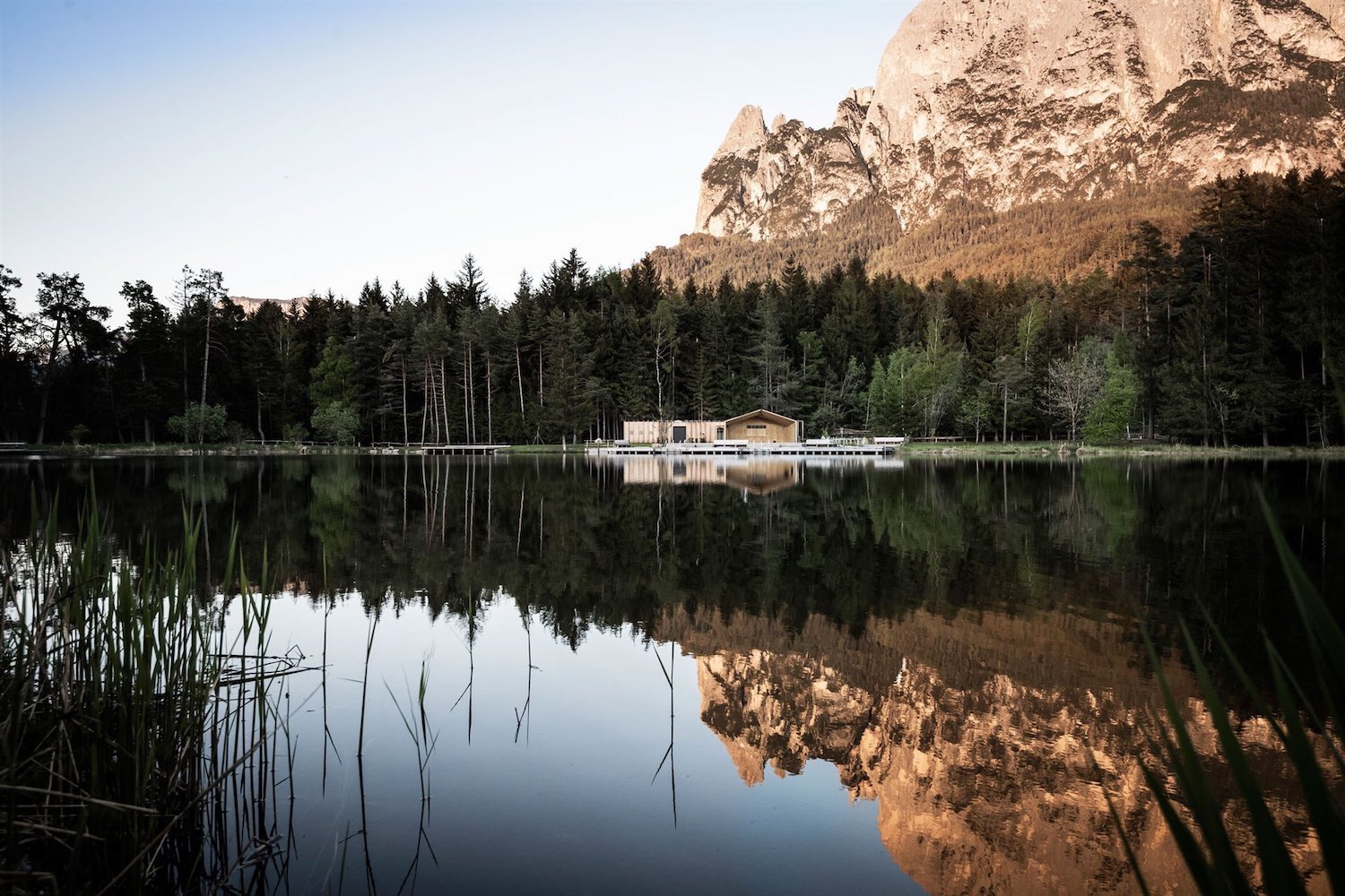 casa de madera junto al lago en las montañas