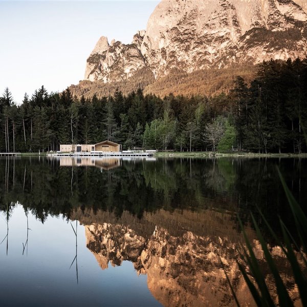 casa de madera junto al lago en las montañas