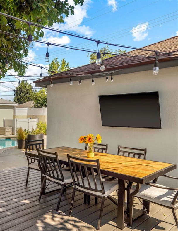 El actor Justin Hartley compra un bungalow de tres dormitorios en Los Ángeles