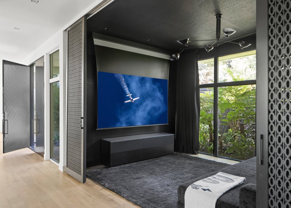 Casa moderna Cindy Crawford sala con televisión