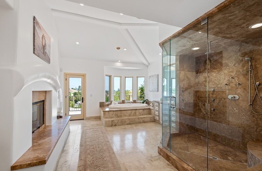 Casa Shay Mitchell baño
