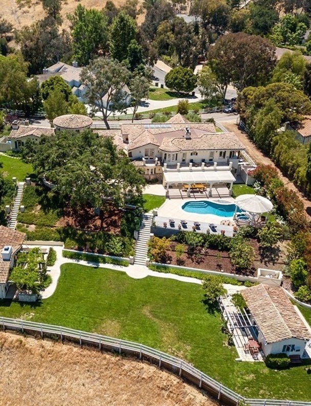 La actriz Shay Mitchell se compra esta espectacular casa en Hidden Hills