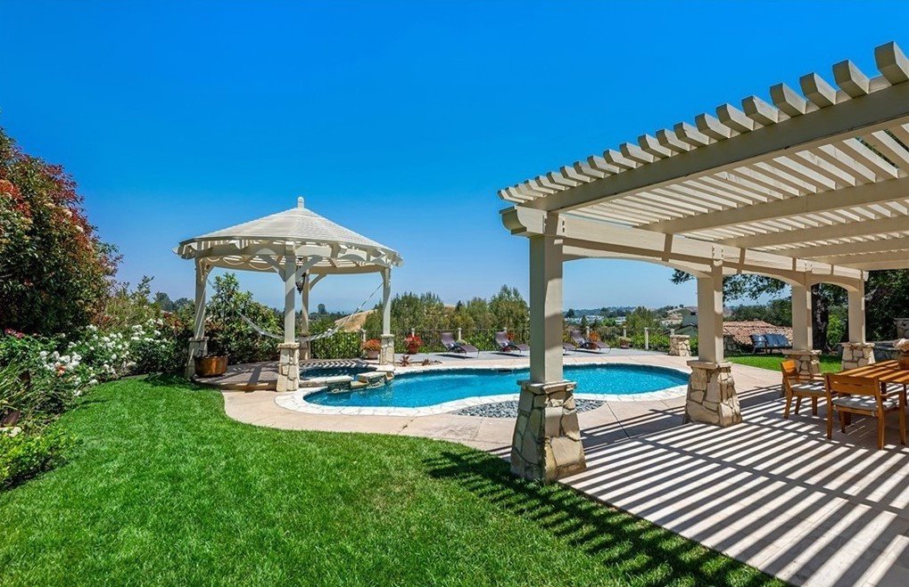 Casa Shay Mitchell piscina
